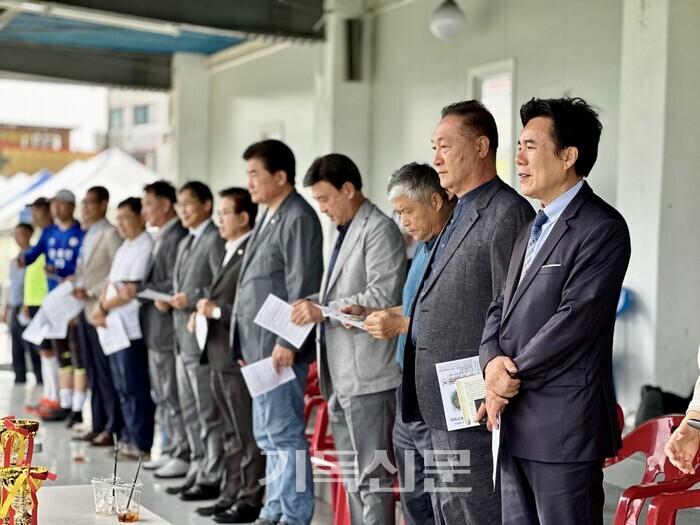 제1회 추석맞이 광주시 외국인근로자 축구대회에서 광주시기독교연합회장 이충범 목사, 한국다문화희망협회 대표 장윤제 목사,  방세환 광주시장 등 관계자들이 개회식을 갖고 있다.