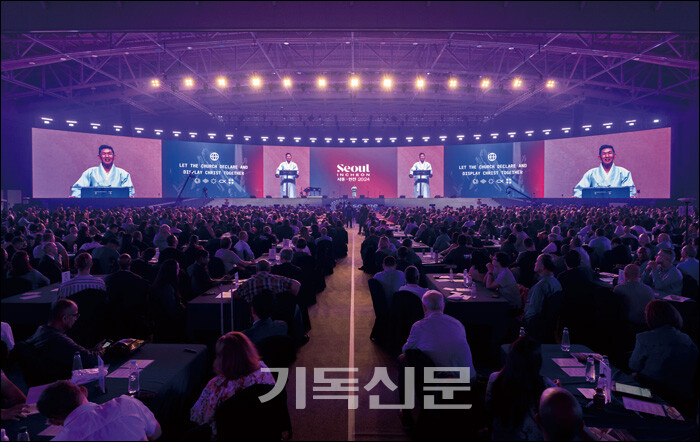 제4차 로잔대회가 로잔운동 탄생 50주년을 맞아 한국에서 열렸다. 로잔대회는 1주일 동안 5000여 명의 200개국 선교리더들이 모여 전세계 복음화 상황을 나누고 협력방안을 찾을 예정이다. 국제로잔운동 총재 마이클 오 목사가 환영 인사를 하고 있다.