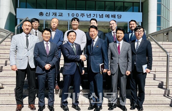 이천은광교회는 총신신대원 총동창회 2024년도 2학기 장학금 지원을 위해 1000만원을 가탁하고 학생들에게 식사를 대접하며 섬겼다. 송영식 회장이 이천은광교회 김상기 목사와 당회원 및 교역자들에게 감사인사를 하고 있다.  