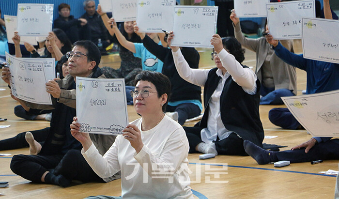 전북남노회가 개최한 제1회 행복축제에서 남녀노소 온 성도들이 함께 ‘성경골든벨’대회를 펼치고 있다.