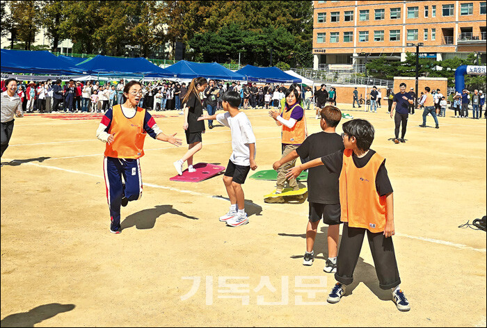 서울노회 산하 20여 교회가 제16회 노회장기 체육대회 및 한마음축제에 참여해 교제하는 시간을 갖고 있다.