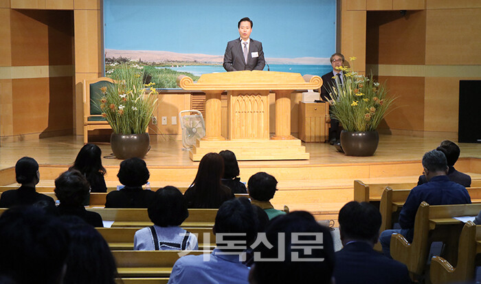 동서울노회 선교위원장 박규용 목사가 10일 통일선교학교 개강예배에서 설교하고 있다.