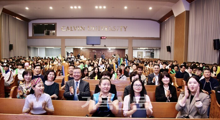 칼빈대 ‘제1회 외국인 유학생 한국어 말하기 대회’에서 결선에 오른 비티이엔(애완동물학과 4년) 차수아(애완동물학과 2년) 응웬응억바오(애완동물학과 3년) 후슬렌(글로벌문화학과 2년) 유학생(앞줄 왼쪽부터)이 무사히 발표를 마친 후 기뻐하고 있다.  