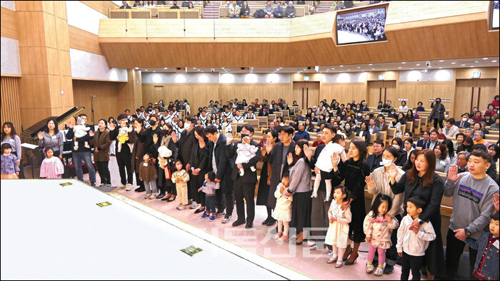 세례식에서 어린이 수십 명이 유아세례를 받고 있다. 주일학교만 350여 명이어서 교회는 활기와 웃음이 떠날 새가 없다. 