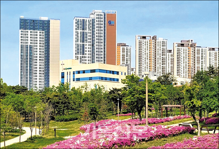 다산중앙공원을 배경으로 자태를 뽐내고 있는 예배당 모습.