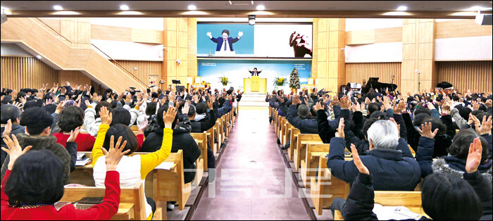 예배 시간마다 말씀과 찬양과 기도로 뜨겁다.