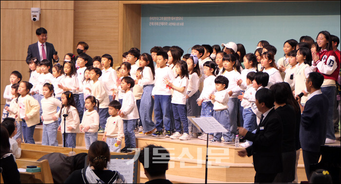 유치부 어린이들이 찬양하고 있다. 다산은혜교회는 예배시간에 주일학교 부서별로 특별순서를 맡겨 세대통합에 힘쓰고 있다.