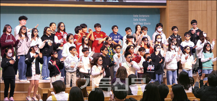 초등부 어린이들이 함께 나와 찬양하고 있다. 