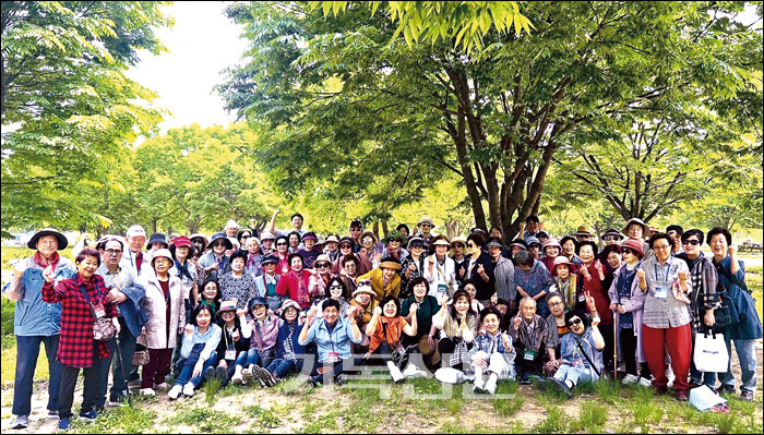 70세 이상 남녀 어르신이 참여하는 늘푸른경로대학 학생들을 효도관광으로 모시고 있다. 