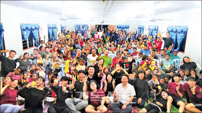 말레이시아 선교지를 방문해서 선교활동을 펼치고 있다. 