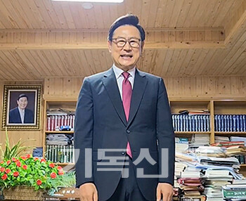 광주전남노회 정기회 도중 제109회 총회 부서기 당선자인 서만종 목사가 영상으로 노회원들에게 인사하고 있다. 