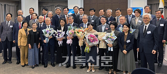 대학총장포럼 준비위원가 제1회 한국기독교대상 수상자 6인과 가족들과 함께 기념촬영을 하고있다. (사회봉사부문 이기용 목사 대리수상)