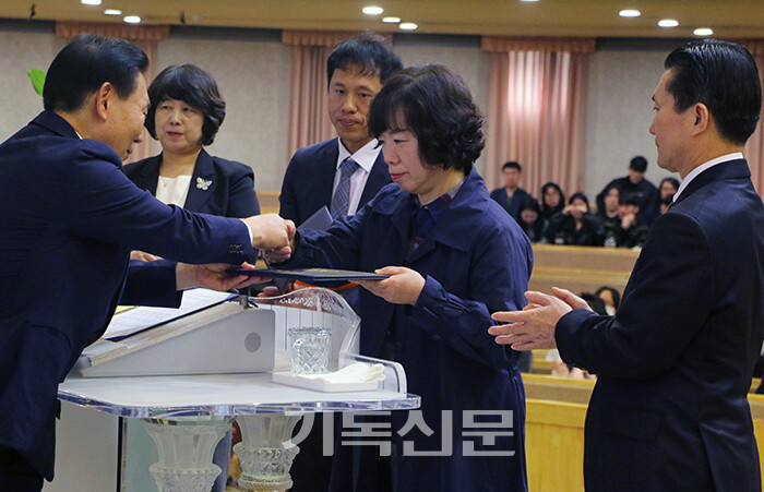 광신대학교가 개교 70주년을 맞아 감사예배와 장기근속직원 표창식을 갖고 있다.