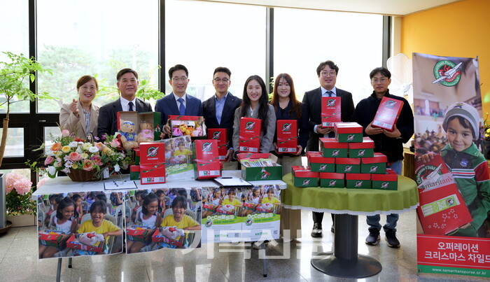 김포사랑스러운교회는 올해도 사마리안퍼스 OCC 선물상자를 준비해 전 세계 아이들에게 보낼 예정이다. 최종일 담임목사(왼쪽에서 세 번째)와 성도들이 선물상자 앞에서 자리를 함께 했다.