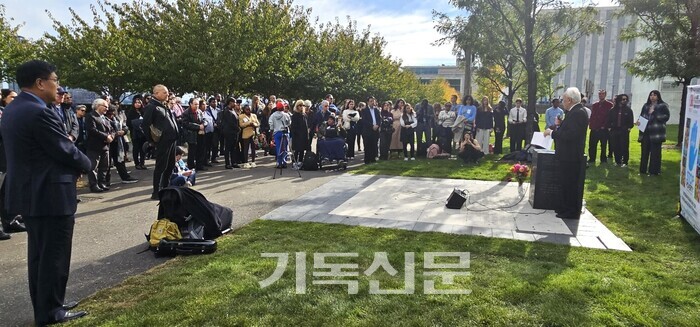 칼빈대 국제화에 앞장서고 있는 황건영 총장(사진 왼쪽)이 미국 뉴욕에서 열린 '세계빈곤퇴치의날 기념식과 추모음악회에 참여하고 있다. (사진제공=칼빈대)