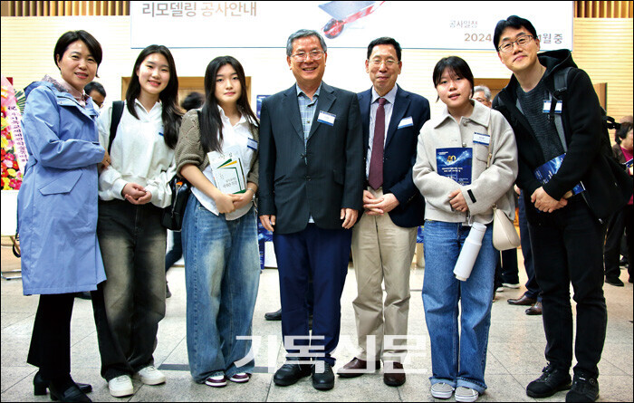 기독교세계관학술동역회 40주년 기념 행사에서 신국원 교수(사진 오른쪽 세 번째)가 ‘기독 중고등학생 독서대회’ 수상자들을 축하하고 있다.