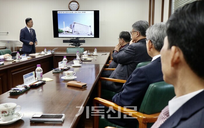 박성규 총장이 학교보고를 하며 기숙사 신축 계획을 설명하고 있다.