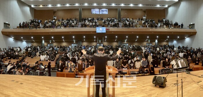 총회회록서기 김종철 목사가 총신신대원 학생들과 예배를 드리며 축도하고 있다. 