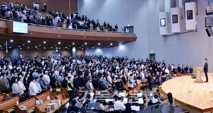 종교개혁기념일을 하루 앞둔 30일, 총회장 김종혁 목사를 비롯한 총회임원과 총신신대원 학생들이 예배를 드리고 있다. 