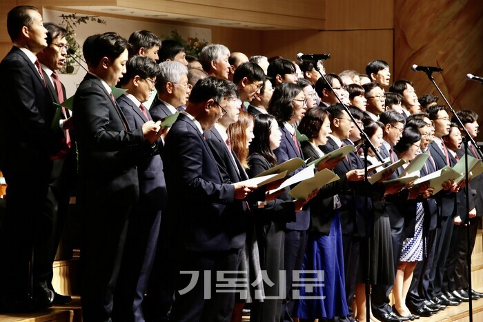 와~우리교회에서 분립개척한 8교회 목회자와  사역자들이 특송을 하고 있다.