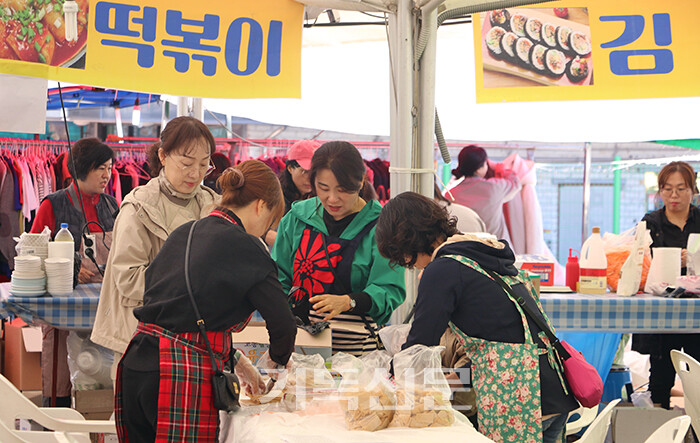 광주전남지역장로회연합회가 예수사랑 행복나눔 축제를 열고 미래자립교회들을 위한 ‘사랑의 쌀’ 전달식을 갖고 있다.