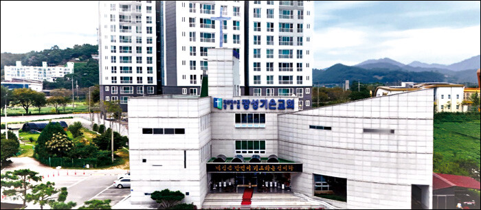 조그만 절간을 고쳐 만든 예배당에서 시작한 장성기은교회는 어느새 우람한 공동체로 자라났다. 사진은 예배당 전경.