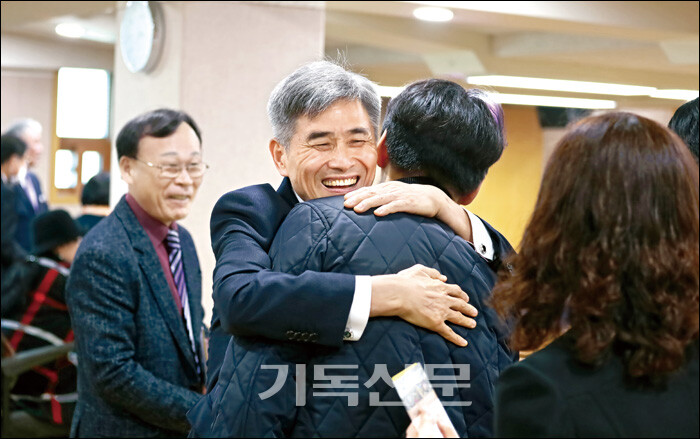 신일교회 성도들은 새생명축제를 통해 열매맺는 제자로서의 삶을 경험하고 있다. 한 성도가 초청된 태신자를 뜨겁게 환영하고 있다.