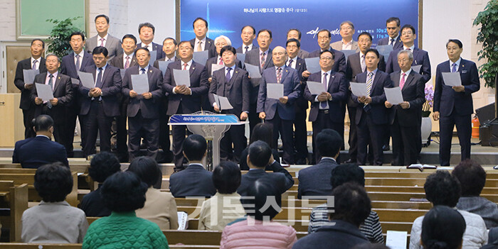 전북노회 공로목사윤남중기념사업위원회가 대학생 5명에게 장학금을 전달하는 모습.