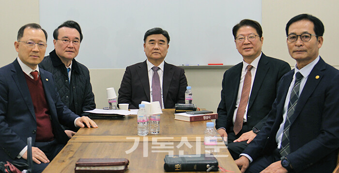 교단합병연구위원회 배광식 위원장이 조직위원회를 구성하고 첫 회의를 진행하고 있다.