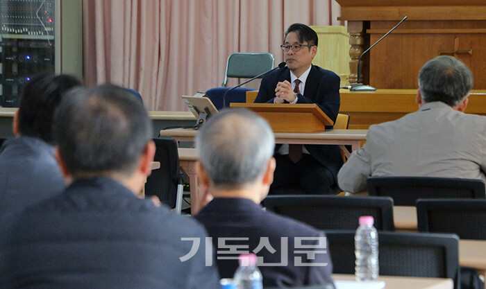 김제노회 신학세미나에서 부산 유은교회 윤석준 목사가 ‘성경과 교리에서의 그리스도 중심성’에 대해 강의하고 있다.