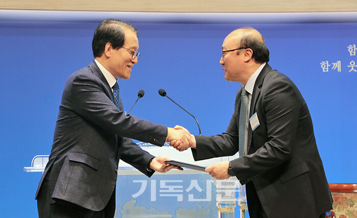 총회교회자립개발원 이사장 박윤성 목사가 전북권역위원장 조태성 목사(사진 오른쪽)에게 임명장을 전달하고 있다.