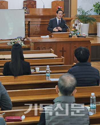 문병호 교수가 ‘개혁주의 기독론과 현대신학 비판’을 주제로 강의하고 있다.