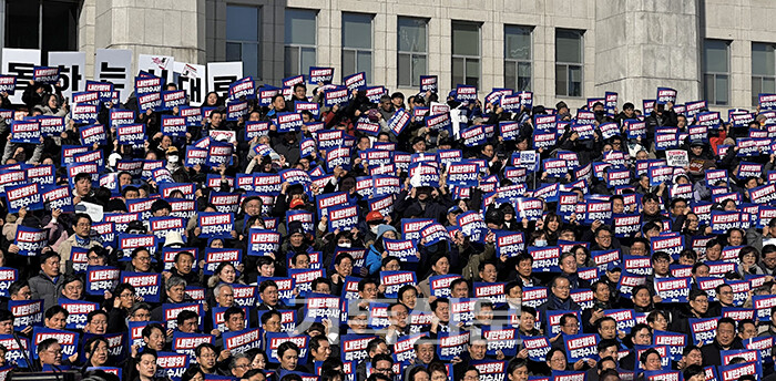 4일 오후 서울 여의도 국회 본청 앞 계단에서 열린 '윤석열 대통령 사퇴촉구 탄핵추진 비상시국대회'에서 더불어민주당과 조국혁신당 등 야당 의원들과 시민 참가자들이 구호를 외치고 있다.