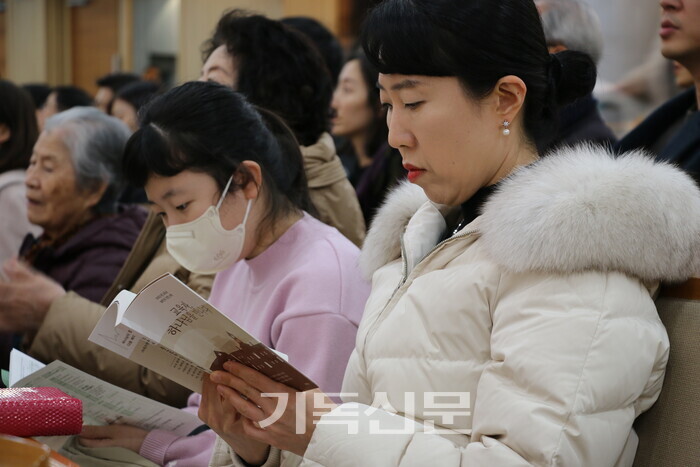 새로남교회 성도들이 (교육자, 하나님을 만나다)를 읽고 있다. 이 책은 기독 교사로 바로 서기 위해 노력하는 교육자들의 신앙과 소명의식, 예수님의 마음으로 학생을 보듬고 사랑하는 진실한 모습을 보여주고 있다. 