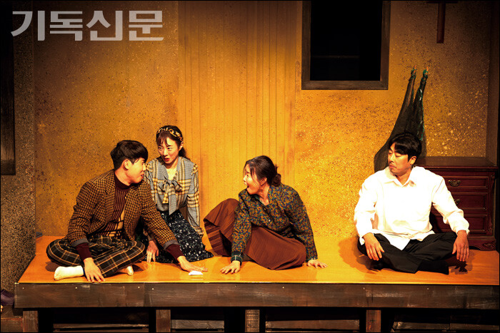 남편 없이 아들을 키우는 1980년대 엄마의 애환을 그린 연극 [사랑해 엄마]의 한 장면.