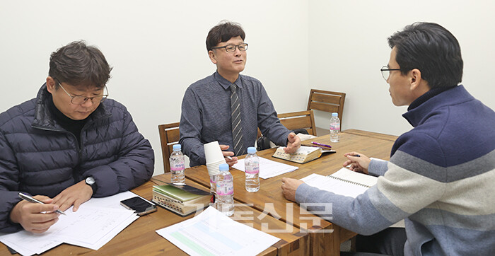 총회 군선교사회 임원들이 군선교사 처우와 관련한 일부 노회의 상황을 보고받고, 이에 대한 개선방안을 논의하고 있다.