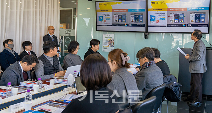 CTS기독교TV가 다음세대 부흥과 저출생 극복 방안을 담은 책 '저출생과의 전쟁'을 출간하고 간담회를 진행하고 있다.