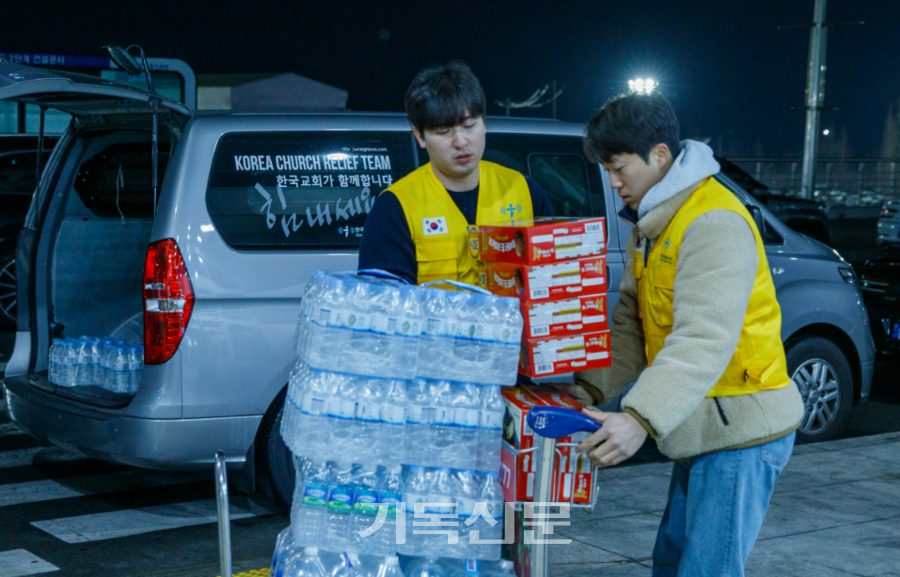 한국기독교연합봉사단 긴급구호팀원들이 30일 새벽 무안공항에 도착해 구호물품을 나르고 있다.(사진제공 한국기독교연합봉사단)