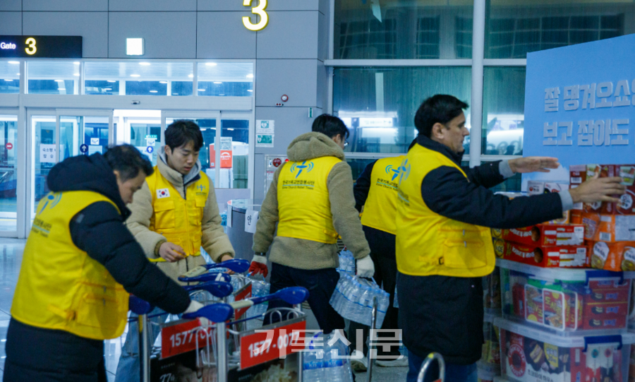 한국기독교연합봉사단 긴급구호팀원들이 30일 새벽 무안공항에 도착해 구호물품을 나르고 있다.(사진제공 한국기독교연합봉사단)