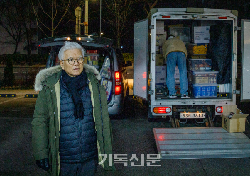 한국기독교연합봉사단장 조현삼 목사(서울광염교회)가 참사가 발생한 무안공항에 긴급구호팀을 파견을 결정하고, 29일 밤 1차 구호물품을 싣고 있다.(사진제공 한국기독교연합봉사단)