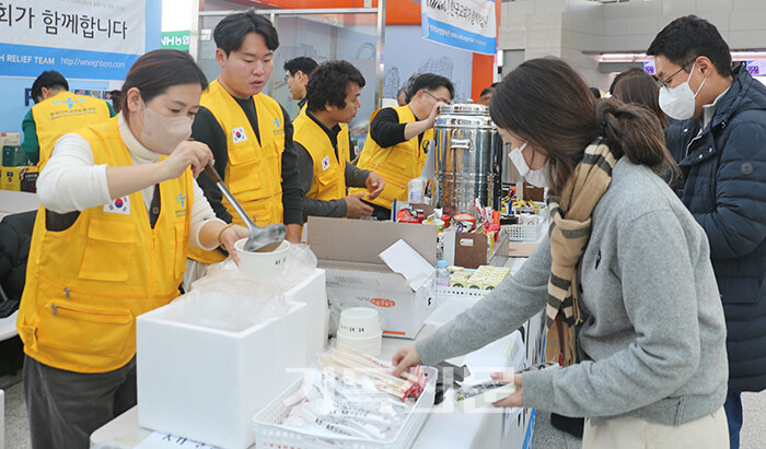 서울광염교회와 무안노회 주도로 무안공항 2층에 설치되어 운영 중인 한국기독교연합봉사단 부스.