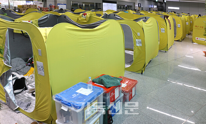 희생자 유족들을 위해 적십자사에서 설치한 셸터가 공항 청사를 가득 메우고 있다.