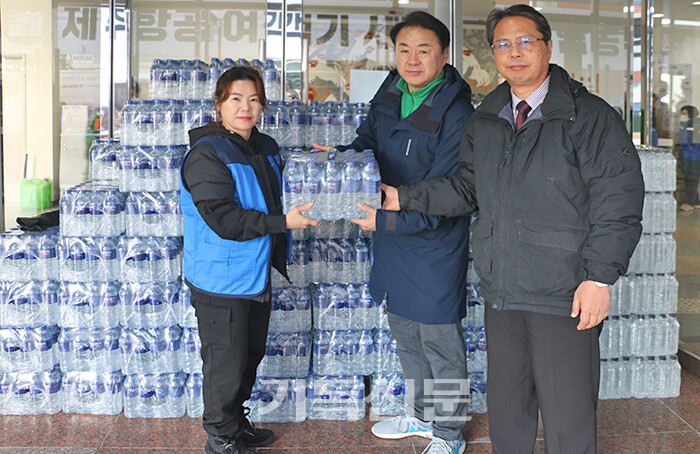 사회적협동조합 요셉의창고에서 제주항공 여객기 참사 희생자 분향소에 생수 4000병을 전달하는 모습.