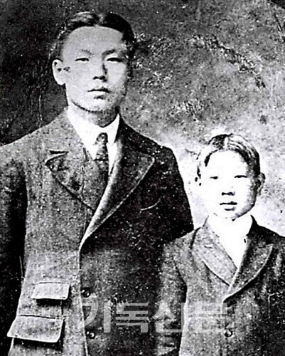 미국으로 유학을 떠나기 직전 박장현과 함께 촬영한 아홉 살 소년 시절의 유일한.