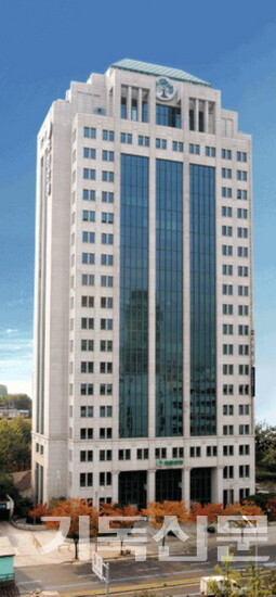 민족기업으로 자랑스러운 역사를 가진 유한양행의 현 사옥 전경. 