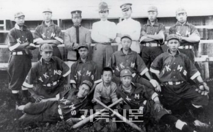 한인소년병학교 시절의 유일한(앞줄 오른쪽 끝).