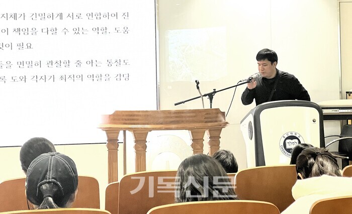 시각장애를 딛고 총신대 영어교육과를 졸업하는 오영근 학생이 '한계를 넘어, 꿈을 향해'란 주제로 특강을 하고 있다. 