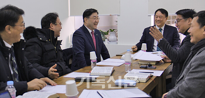 위원장 이억희 목사를 비롯한 교류협력위 임원들이 새해 일정과 관련한 안건을 심의하고 있다.