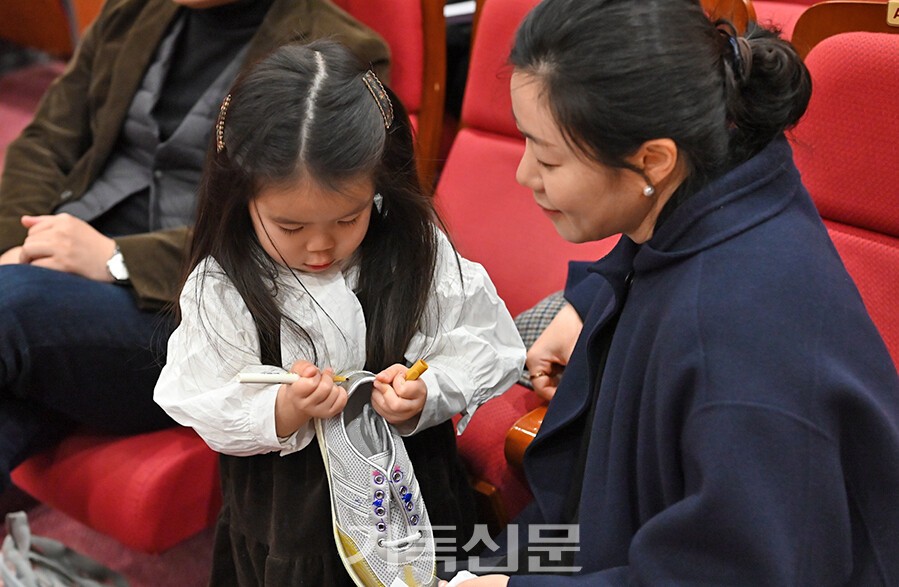 블루크로스의료봉사단 주최 제3세계 아동들을 위한 ‘힐링슈즈 날개달기’ 행사에 참가한 시민들이 운동화 리폼작업에 몰두하는 모습.