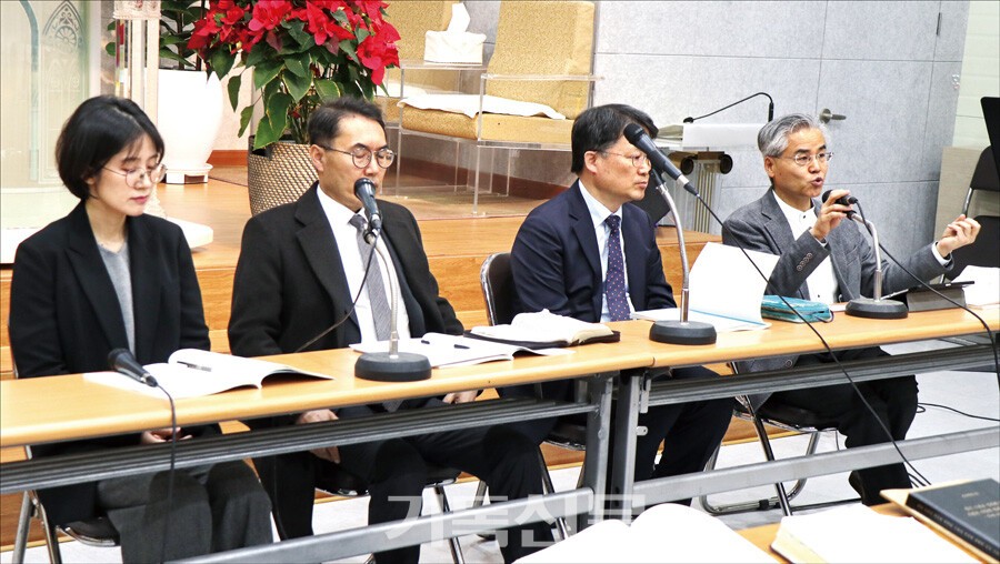 한국성경신학회가 2월 10일 ‘데살로니가전서 주해와 설교’를 주제로 논문발표회를 했다. 발제자들이 참석자들의 질문에 응답하고 있다. 왼쪽부터 이지혜 김현광 강대훈 허주 교수.